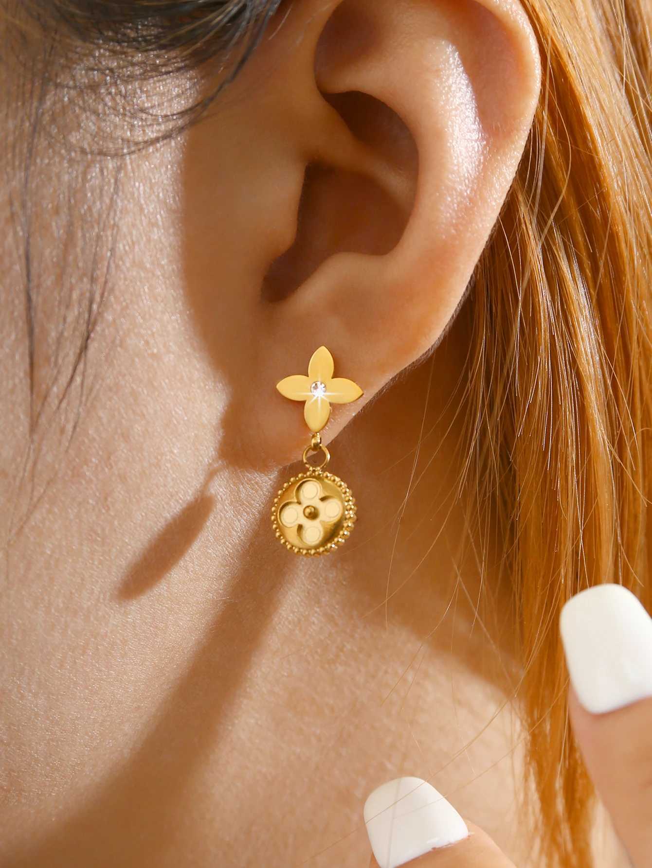 Luxury Elegant Temperament Premium Sense Of One Hundred Stainless Steel Four-Leaf Clover Round Pendant Flower Earrings Female