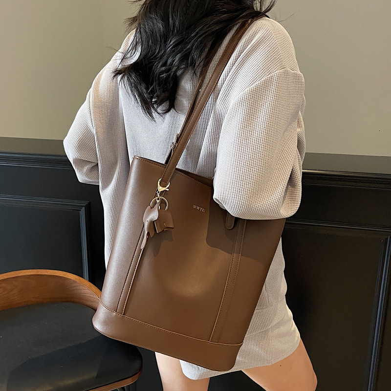 2025S Designer Women S Bag Water Bucket New Style Simple Contrasting Color Fashionable Women S Commuting High End Sense Large Capacity Shoulder Bag Fo