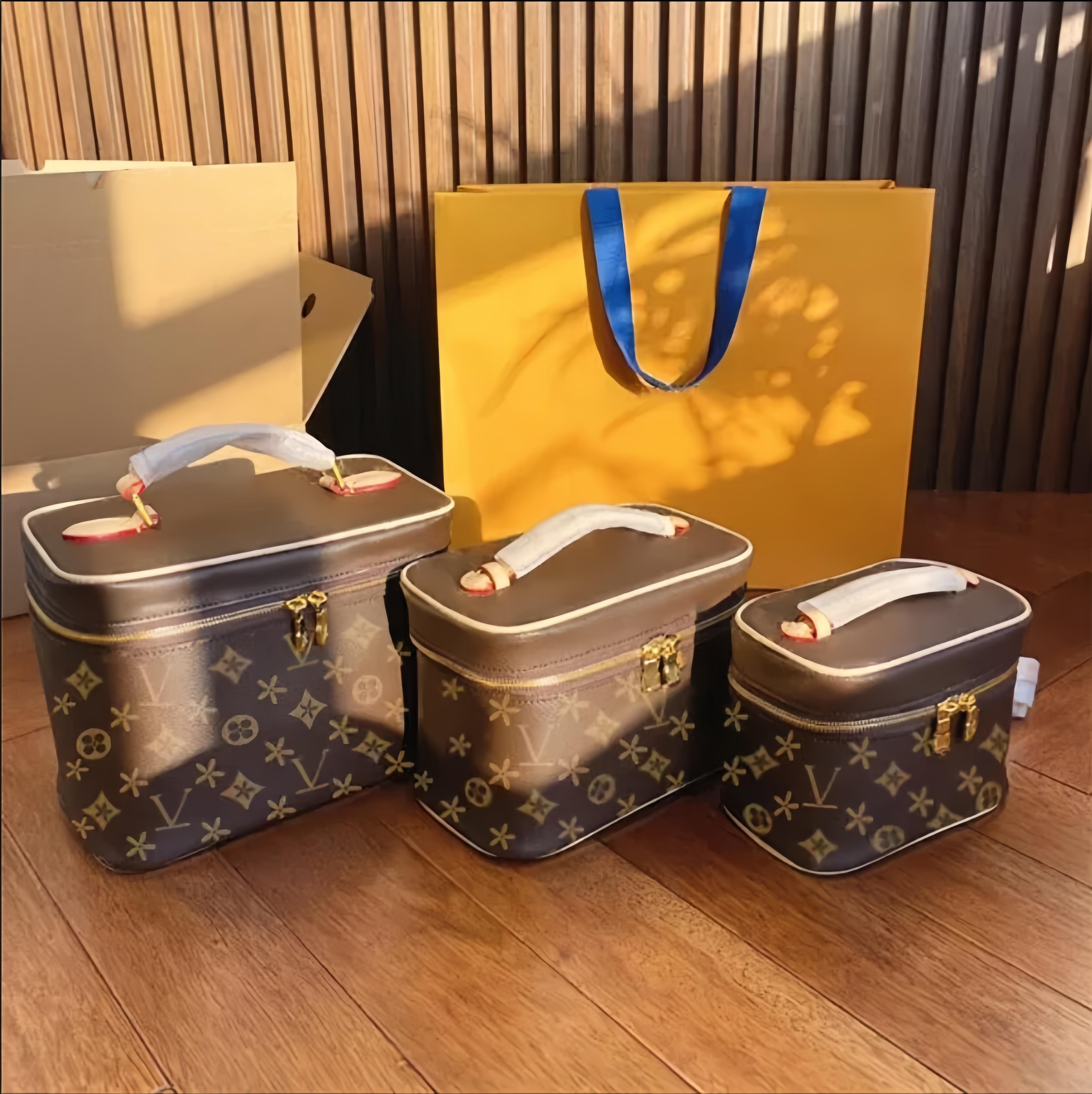 Designer Makeup Men Women Travel Cosmetics Handbag Vanity Case Womens Leather Crossbody Toiletries Make Up Totes Shoulder Bag Wash Pouch Free gift of silk scarf