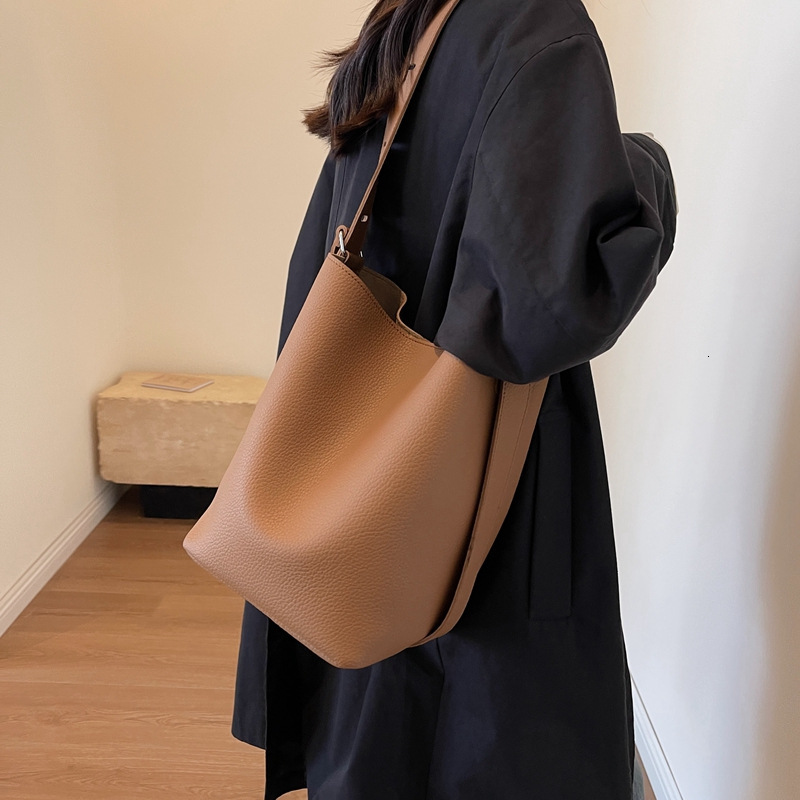 2025S Designer Women S Bag Fashionable And Minimalist Bucket For Women Large Capacity Casual Versatile Shoulder Bag PU Texture Commuting Handbag Mothe