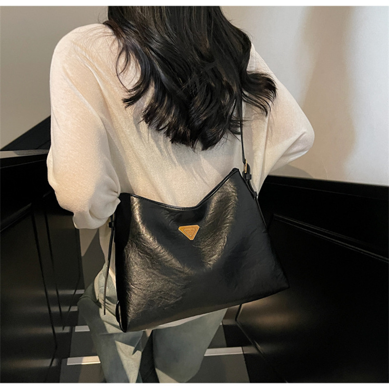 free shipping designer bag for women ladioes 2025 new high end commuting fashionable versatile crossbody bag single shoulder armpit bag for daily outf