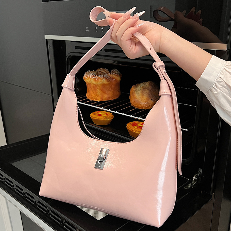 2025S Designer Women s Bag Niche high end handbag sweet cool spicy and high end new versatile one shoulder armpit bag casual crescent bag