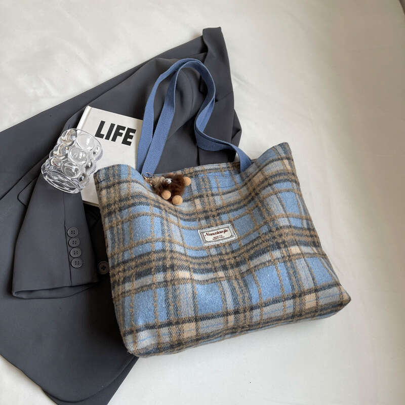 Large capacity commuting 2024 new autumn winter woolen plaid shoulder bag, high-end and versatile tote bag
