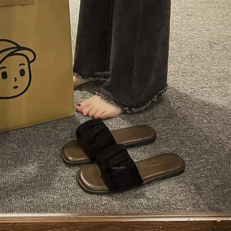 New Free Shipping Designer Shoes Summer Outdoor Wear Flat Bottomed With A Straight E Feeg 2025 French Beach Sandals High-end New Year Ins Slippers For