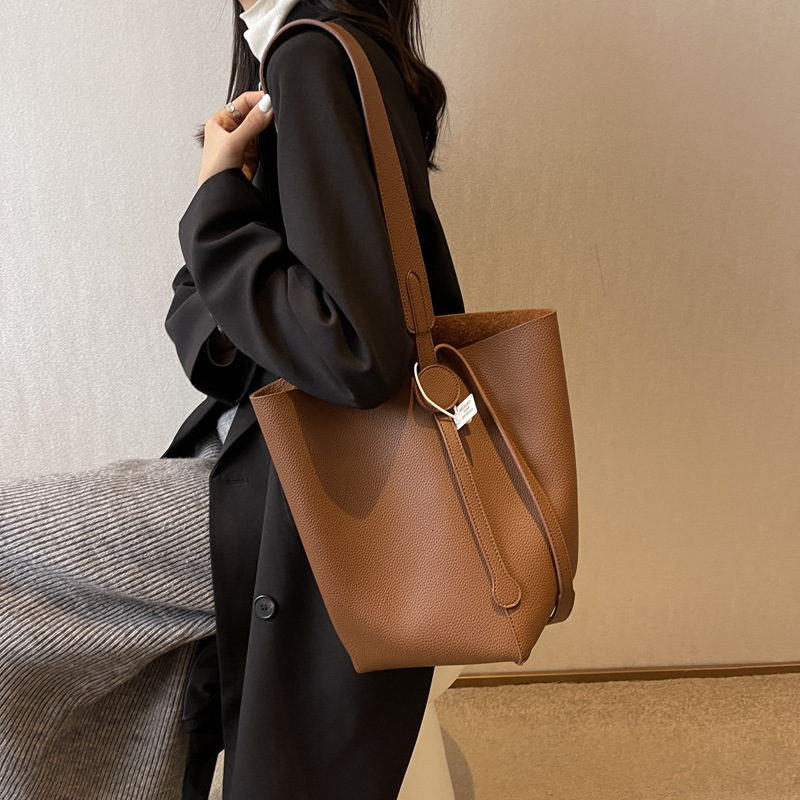 2025S Designer Women S Bag Solid Color Bucket For Women High End Sense Crossbody Single Shoulder Large Capacity This Year S Popular Commuting Tote Wom