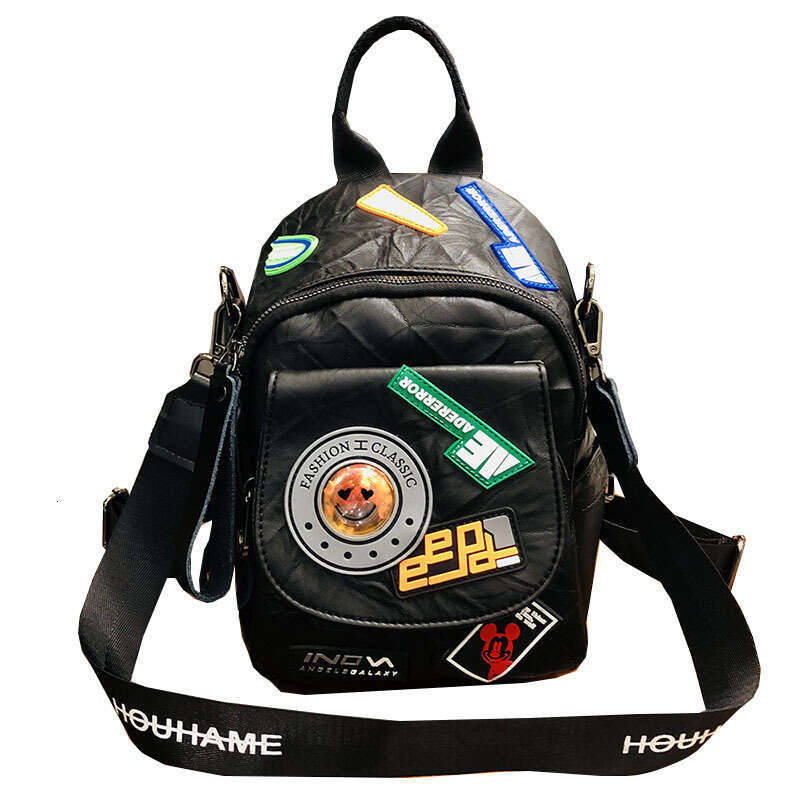 Backpack for girls with Japanese and Korean style pleated high aesthetic badge design, trendy casual shoulder bag