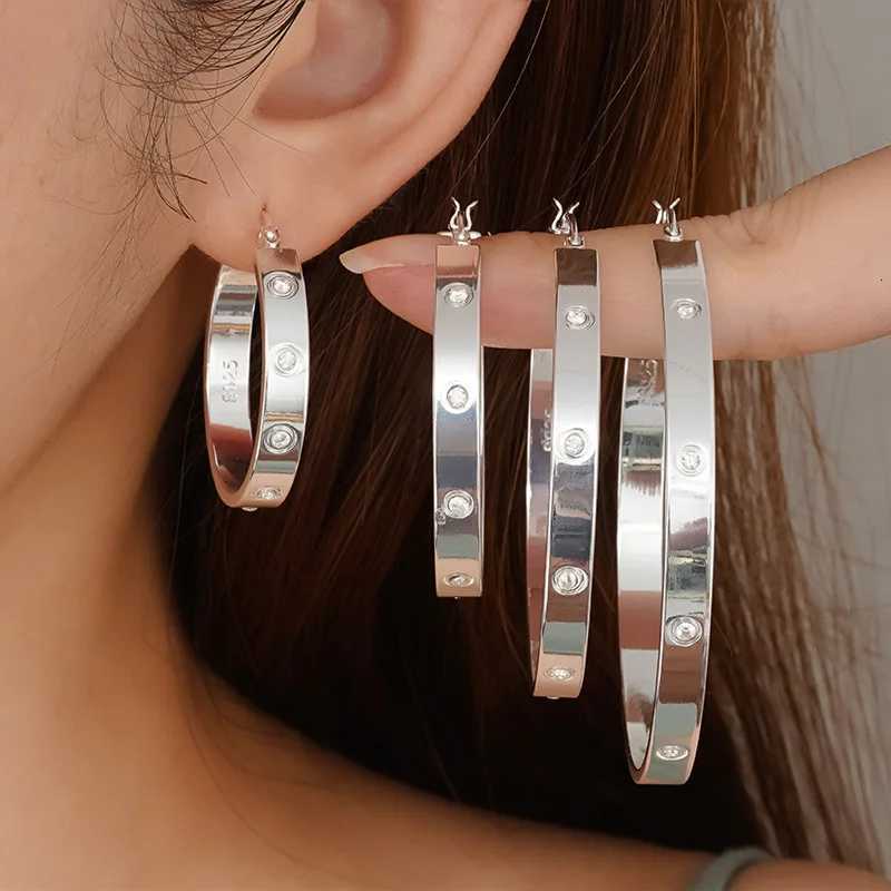 Classic Fashion Gold Metal Shiny Surface Geometric Pattern Hoop Earrings WomenS JewelryXJ251113