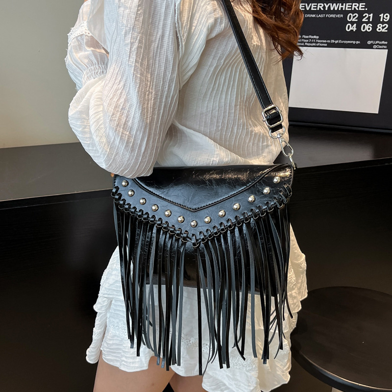 2025S Designer Women S Bag Shoulder Korean Version Spring And Summer Fashion Crossbody Women S New Large Capacity Tassel Small Square Bag