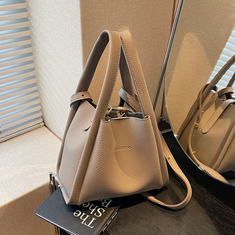 2025S Designer Women S Bag Lychee Patterned Water Bucket New Style Women S Autumn Shoulder Hand Held Western Style Simple Vegetable Basket Bag