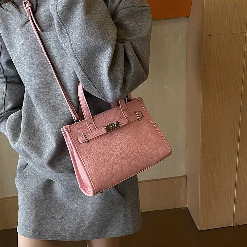 Classic Vintage Leather Crossbody Bag For Women Stylish Large Capacity Tote Luxury Designer Commuter HandbagW251112