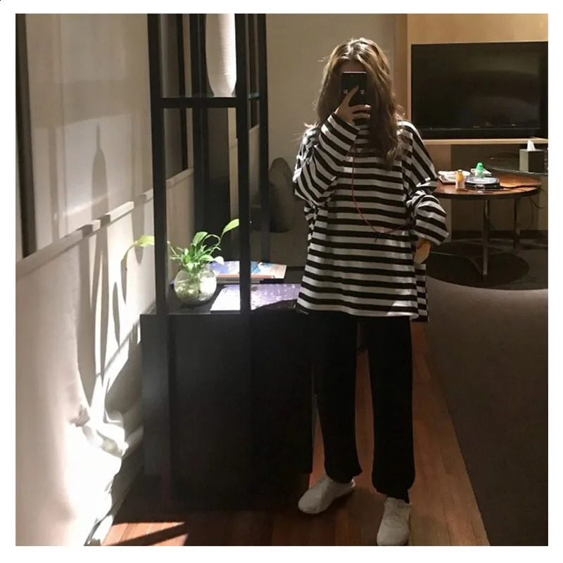 Spring and autumn womens harajuku striped Tshirt long sleeved Oneck ulzzang Korean casual black top 250407