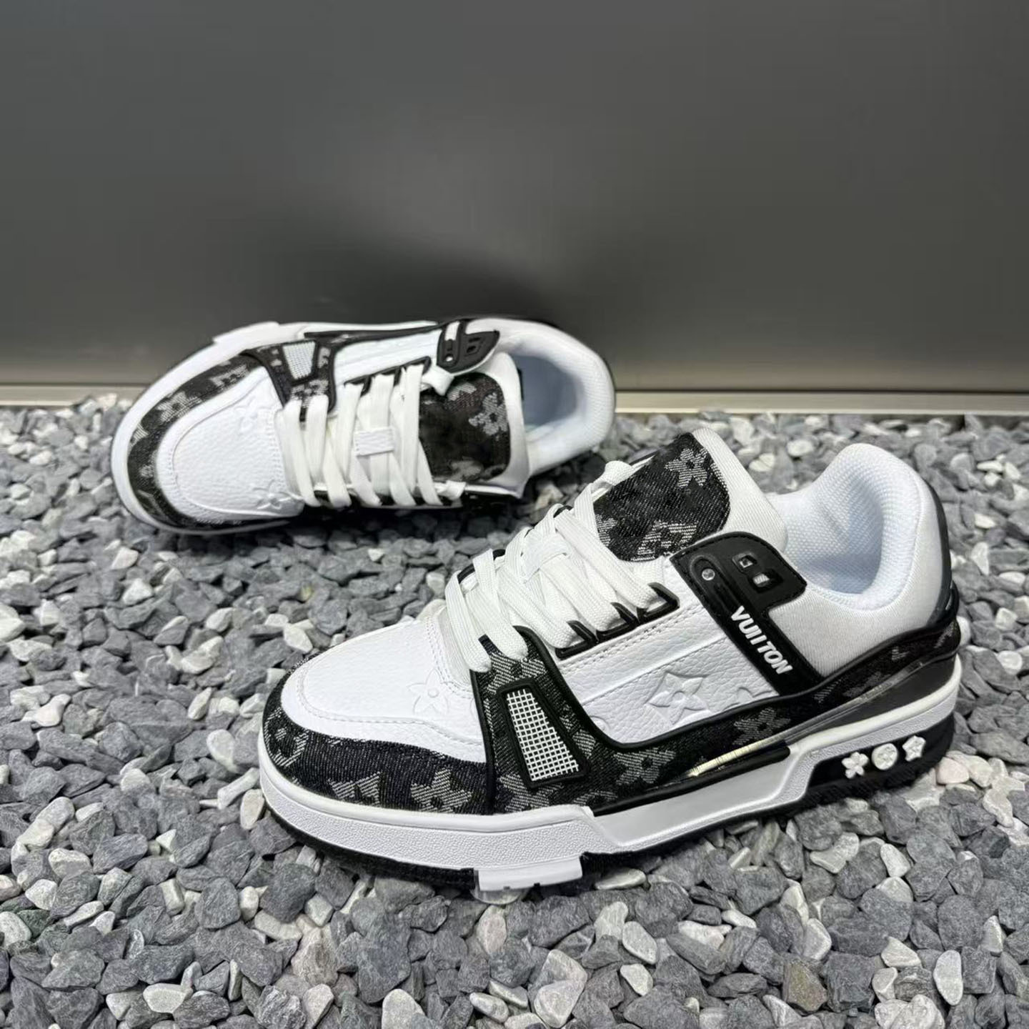 Free shipping Designer shoes fashionable versatile lightweight sporty breathable height increasing thick soled trendy couple style sneakers casual sho