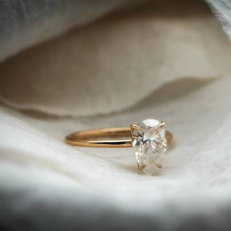 Customize Fine Jewellery 2ct Pear Cut 14K Gold Moissanite Engagement Ring