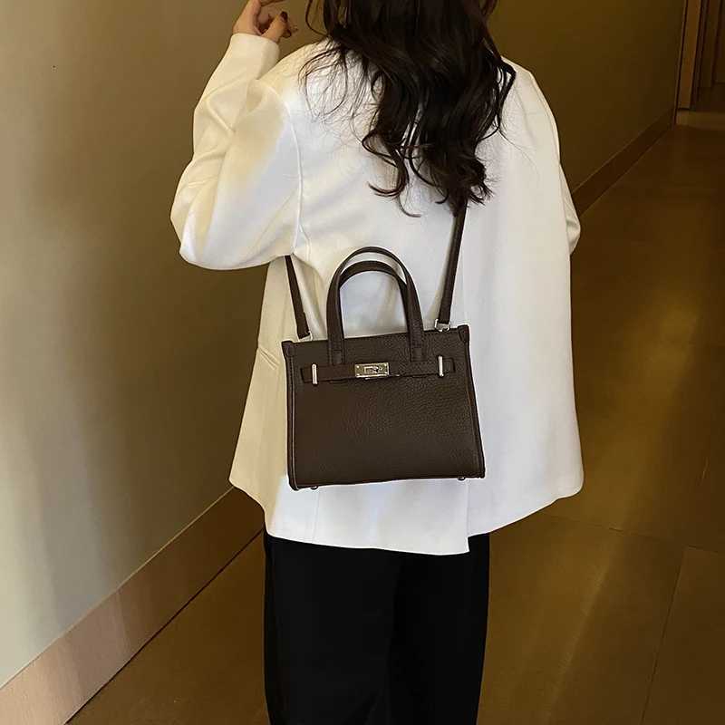 Classic Vintage Leather Crossbody Bag For Women Stylish Large Capacity Tote Luxury Designer Commuter HandbagW251112