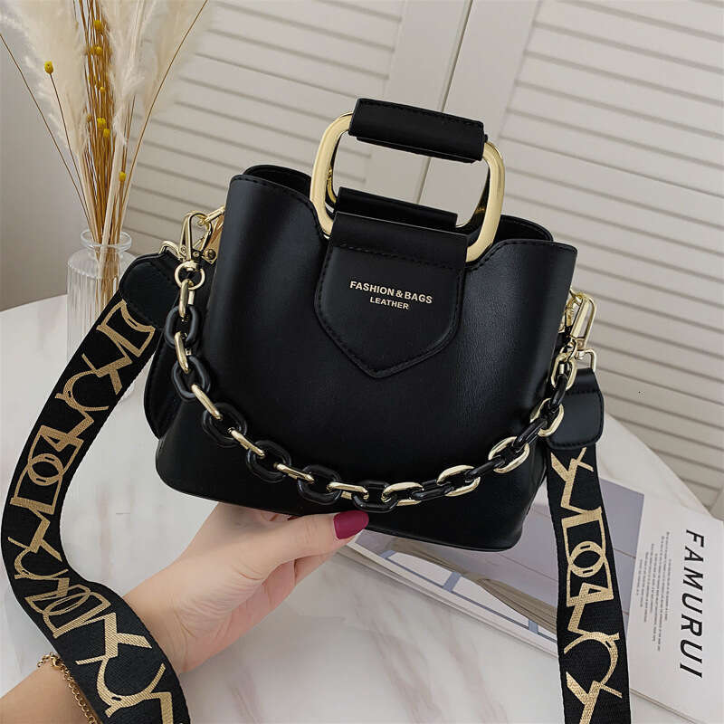 2023 new bucket Korean version shoulder handbag chain commuting crossbody Women's small bag