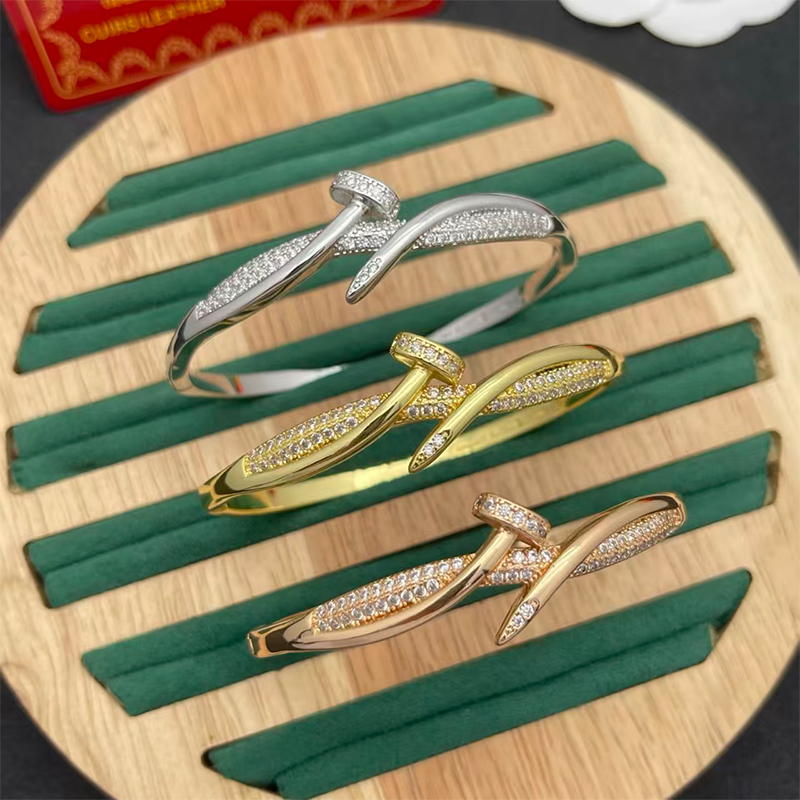 2025 New Crystal Nail Bracelet for Couples Fashionable Curved Buckle Love Bracelet High Quality 18k Gold Stainless Steel Bracelet Christmas Gift