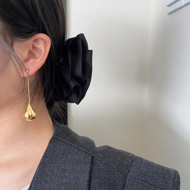 Metal Ball Long Earrings with European and American Style Personalized Fashion Stud Earrings for Girls Travel and Wedding Accessories 250409
