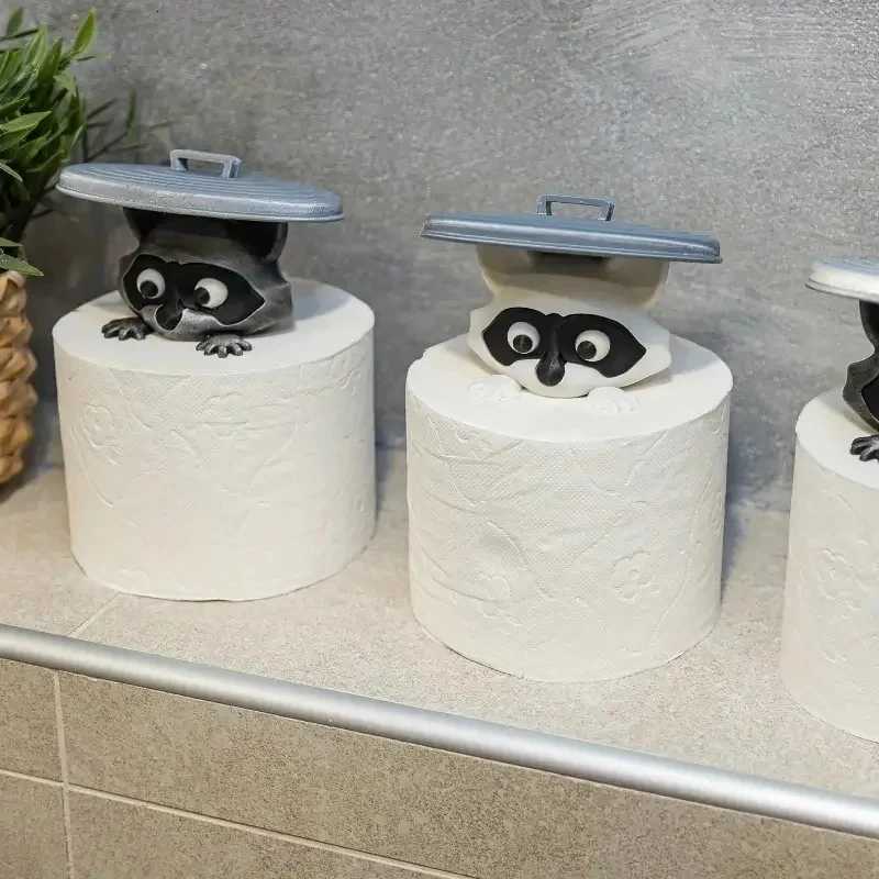 Cute Raccoon Toilet Paper Holder Playf Bathro Decor With Trash Can Lid Cover Unique Gift Idea Funny He Accessory Y251112