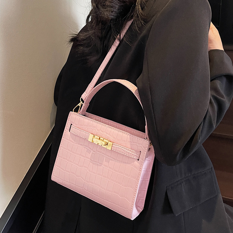 2025S Designer Women S Bag New Crossbody With High End Feel Crocodile Leather Women S Bag Trend Versatile Commuting Single Shoulder Handbag