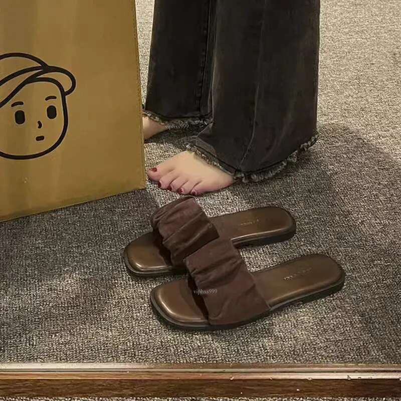 New Free Shipping Designer Shoes Summer Outdoor Wear Flat Bottomed With A Straight E Feeg 2025 French Beach Sandals High-end New Year Ins Slippers For