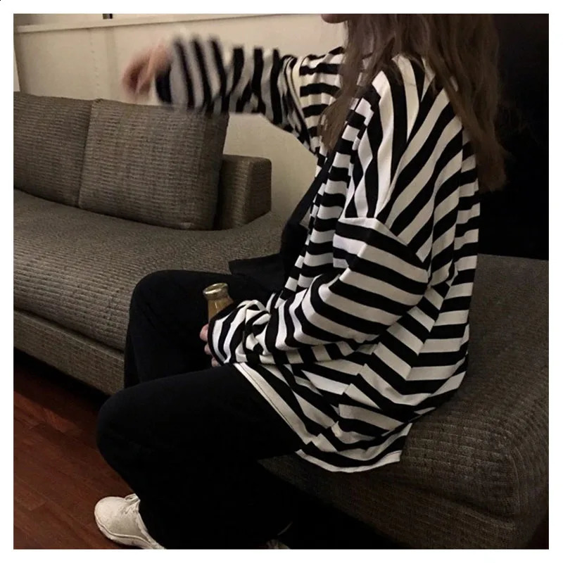 Spring and autumn womens harajuku striped Tshirt long sleeved Oneck ulzzang Korean casual black top 250407