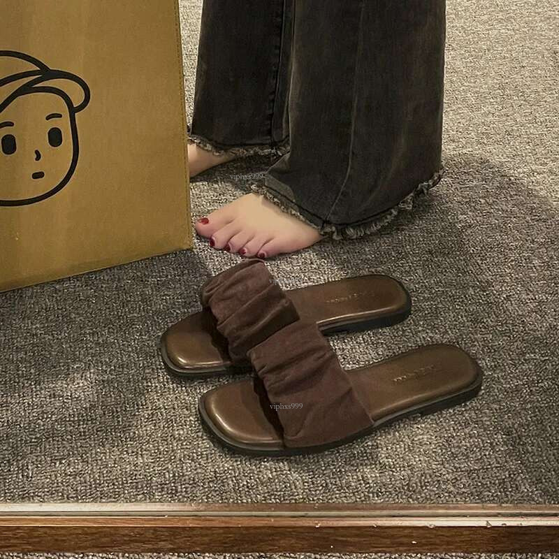 New Free Shipping Designer Shoes Summer Outdoor Wear Flat Bottomed With A Straight E Feeg 2025 French Beach Sandals High-end New Year Ins Slippers For