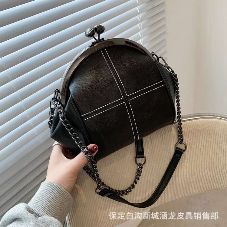 2022 New Fashion Single Shoulder Handheld Fresh and Sweet Crossbody Clip Mouth Women's Bag