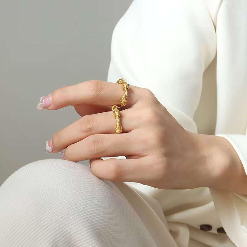 Hip-Hop Hipster Personalized Twisted Ring Mens and Womens Same Ring Titanium Steel 18K Gold Plating Ins Jewelry