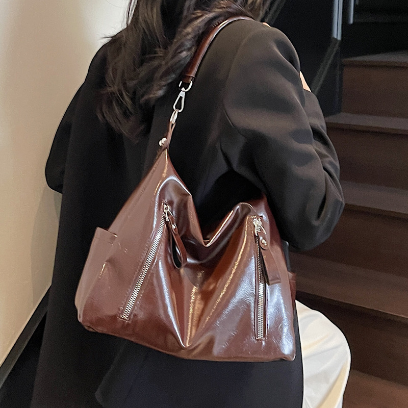 2025S Designer Women S Bag Large Capacity Women S New Crossbody With A Niche Texture Suitable For College Students Single Shoulder Bag Commuting Tote 