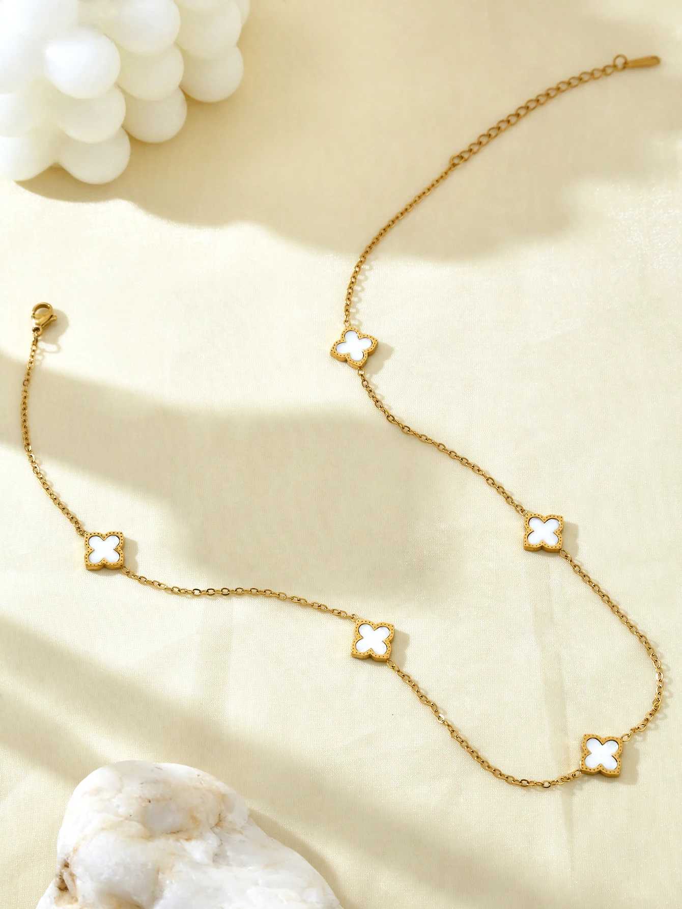 Luxury Korean Temperament Charm Stainless Steel 18K Gold-Plated White Mother-Of-Pearl Lucky Four-Leaf Clover Necklace For Women Y251112