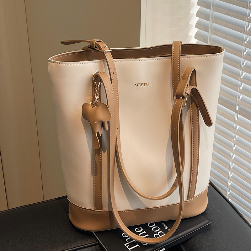 2025S Designer Women S Bag Water Bucket New Style Simple Contrasting Color Fashionable Women S Commuting High End Sense Large Capacity Shoulder Bag Fo
