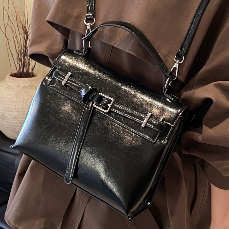 2025S Designer Women S Bag Luxury Crossbody New Trendy Single Shoulder Backpack Versatile Large Capacity Western Style Handheld Women S Bag