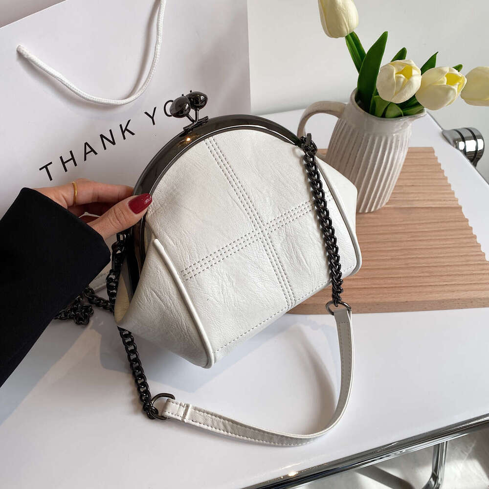 2022 New Fashion Single Shoulder Handheld Fresh and Sweet Crossbody Clip Mouth Women's Bag
