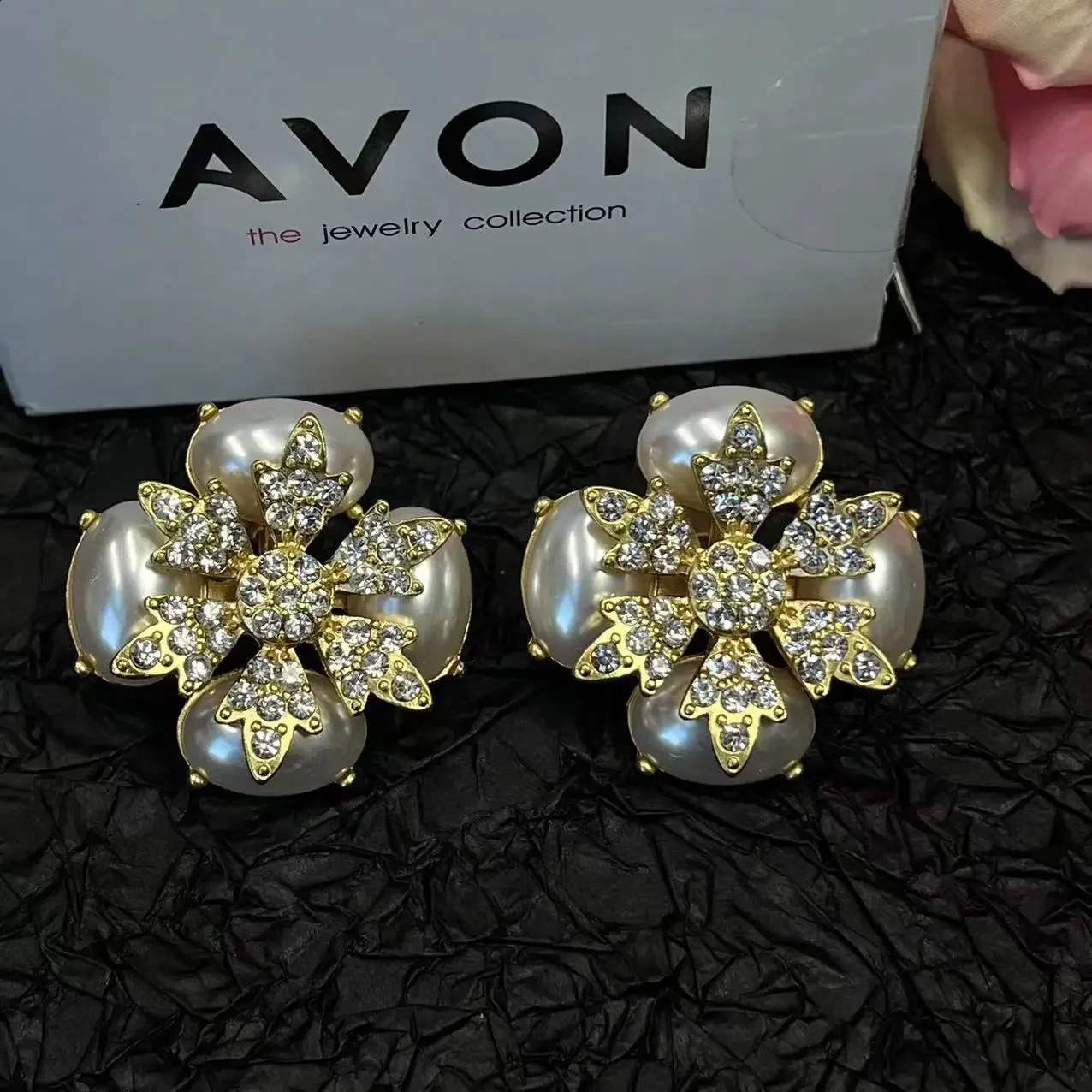 Four petal flower French style exquisite craftsmanship white pearl high-end ear clip earrings 250409
