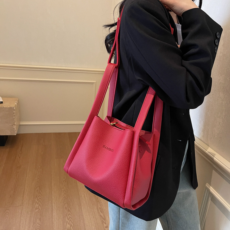 2025S Designer Women S Bag Lychee Patterned Water Bucket New Style Women S Autumn Shoulder Hand Held Western Style Simple Vegetable Basket Bag