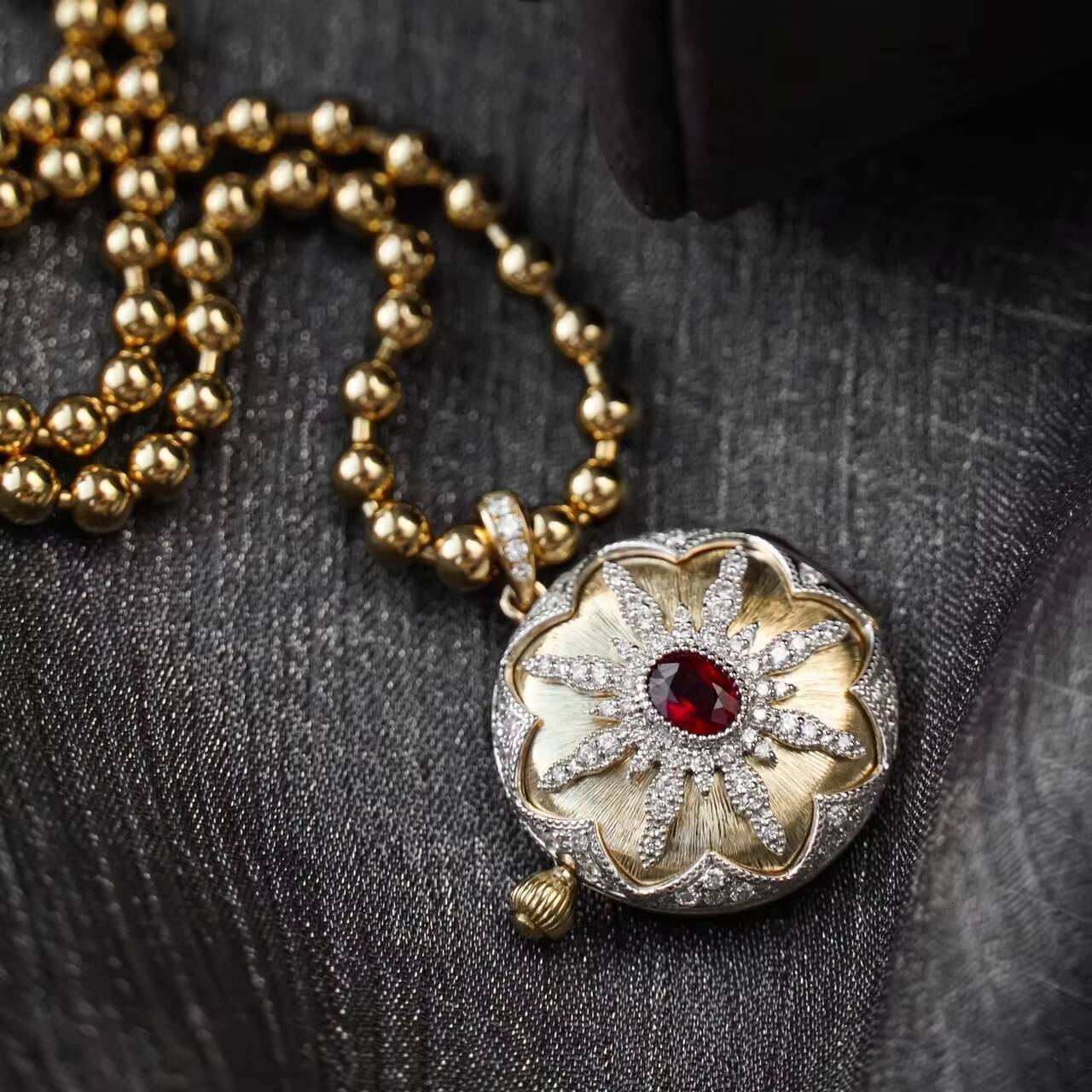 Classic 18K Yellow Gold White Gold Pocket Watch Photo Locket Natural Pigeon Blood Ruby Natural Diamond Pendant Jewelry Women