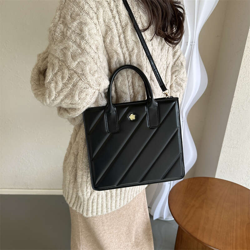 Fashionable high-end shoulder solid color niche handbag, commuting and outdoor crossbody bag, large capacity