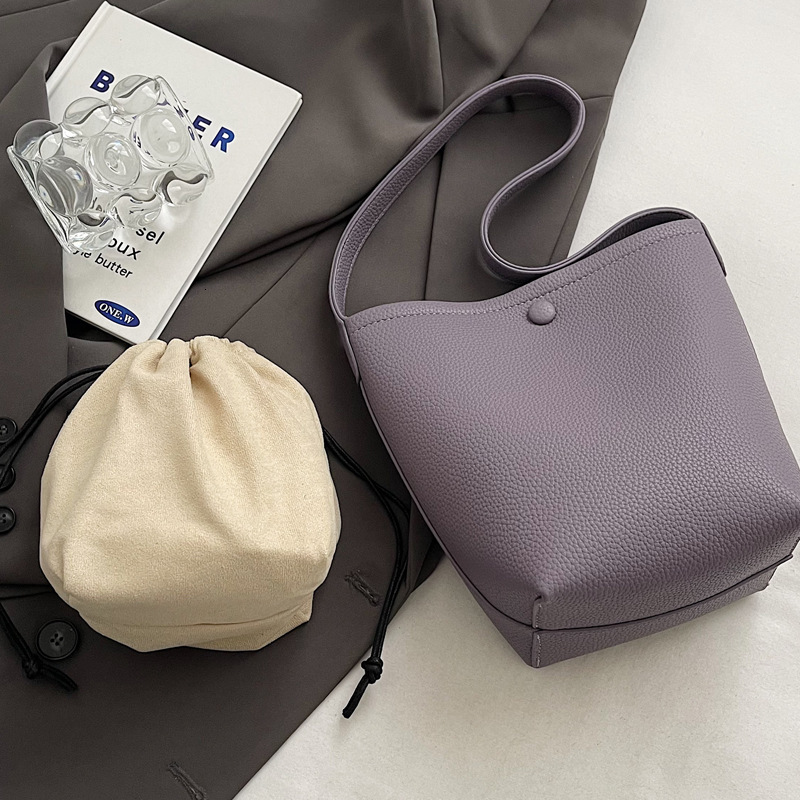 2025S Designer Women S Bag Hand Casual Bucket For Women New Korean Version Instagram Trendy Shoulder Solid Color Simple Travel Autumn Armpit Bag