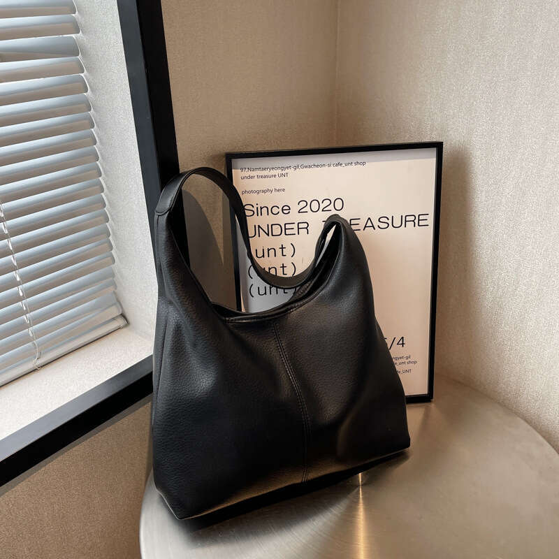 Single shoulder tote bag, large capacity Western style handbag, women's 2025 new fashionable and simple casual armpit bag