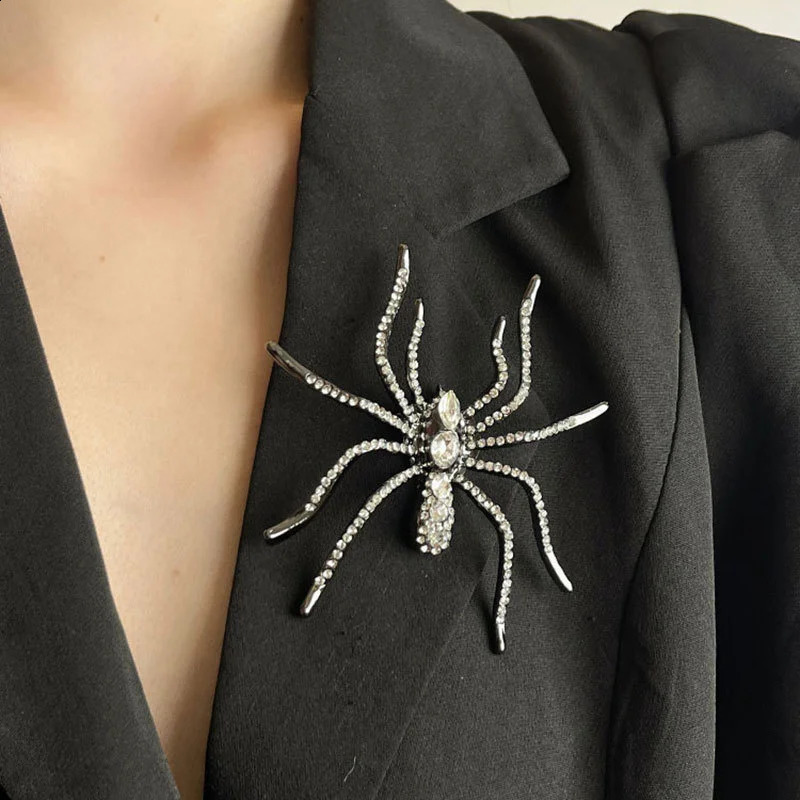 Xiaoluoke Exaggerated Giant Spider Brooch for Womens Short and Fat Exquisite Set Tight corset Pin Retro Jewelry Accessories 250409