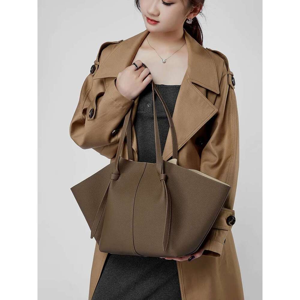 100% Genuine Leather Women Shoulder Cowhide Large Capacity Tote Women's Fashion Commuter Bat Bag Bag For Shopping
