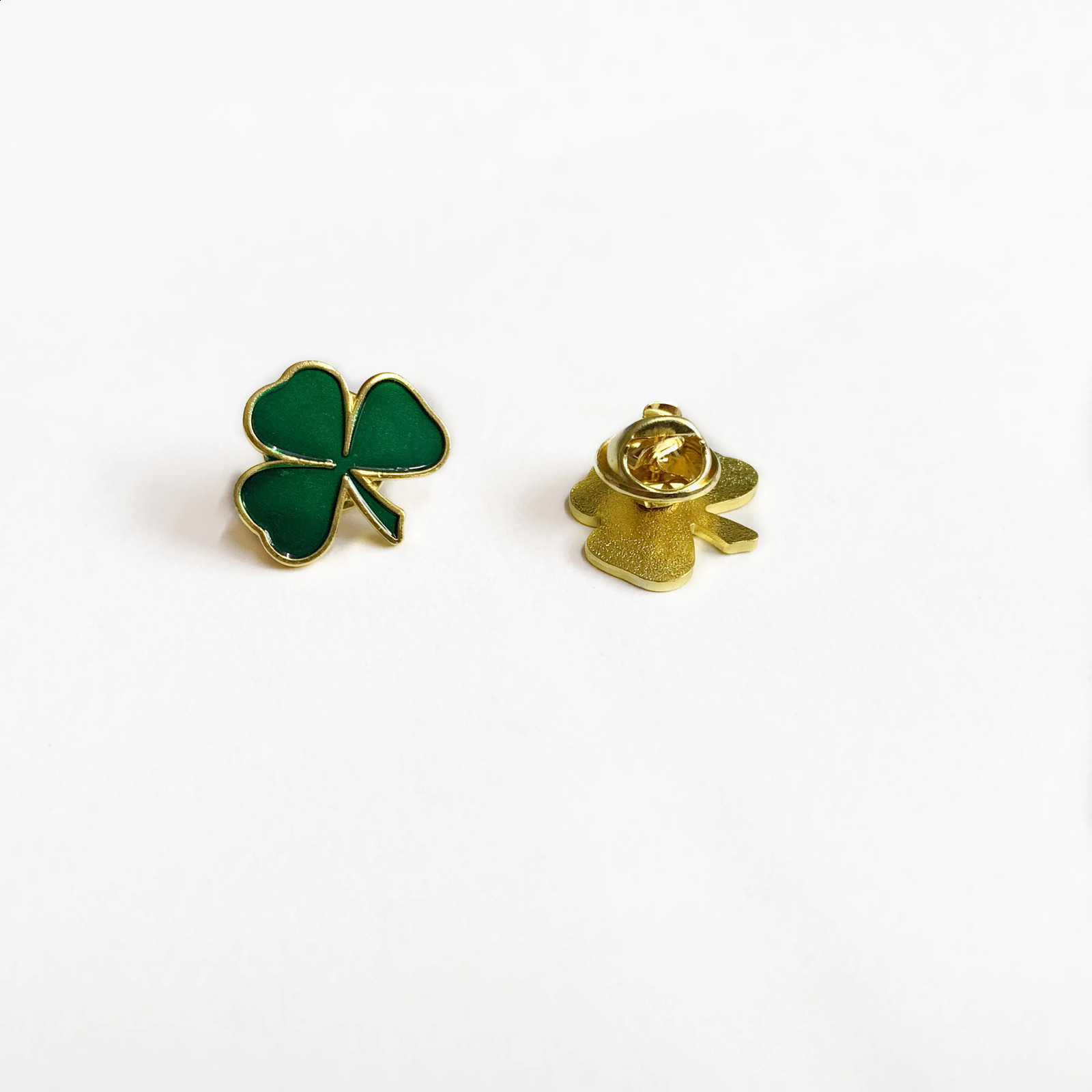100 pieces/batch of St. Patricks Day Three Leaf Collar Battery Brooch Patricks Day favors Three Leaf Pins Gift Irish holiday gifts 250409