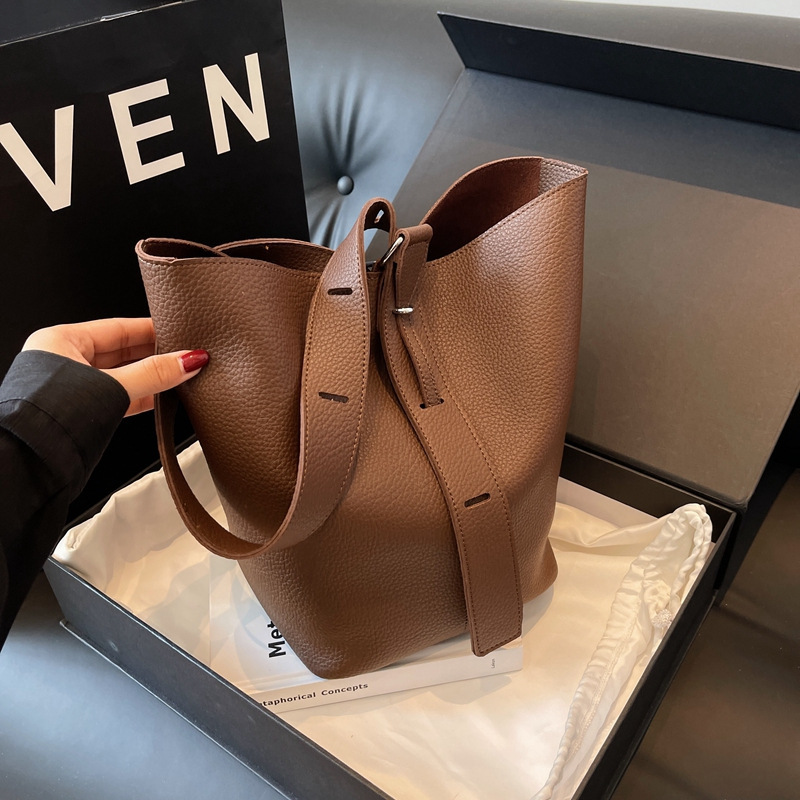2025S Designer Women S Bag Fashionable And Minimalist Bucket For Women Large Capacity Casual Versatile Shoulder Bag PU Texture Commuting Handbag Mothe