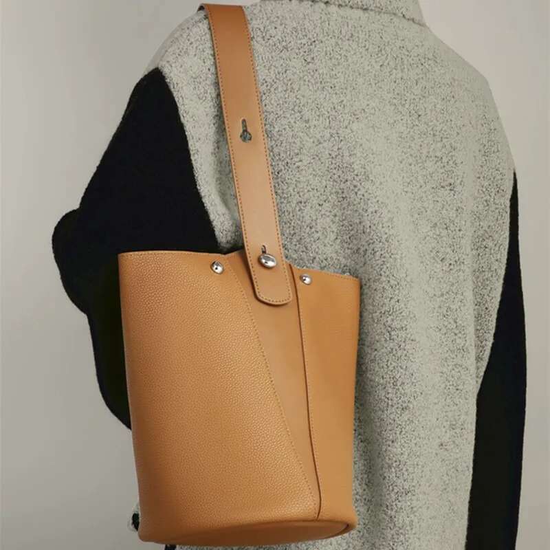 2025 Spring And Summer New Commuter Bucket Women's Bag Large Capacity High-End Shoulder Handbag Designer Bags