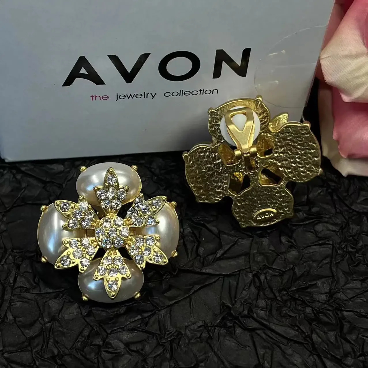 Four petal flower French style exquisite craftsmanship white pearl high-end ear clip earrings 250409