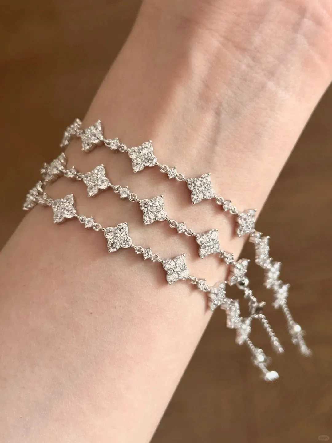 Luxury Foydjew Fashion Exquisite 8 Flower Design White Zircon Bracelets Chain Womens Silver/Gold Color Hand Accessories 2024 New Trend Y251112