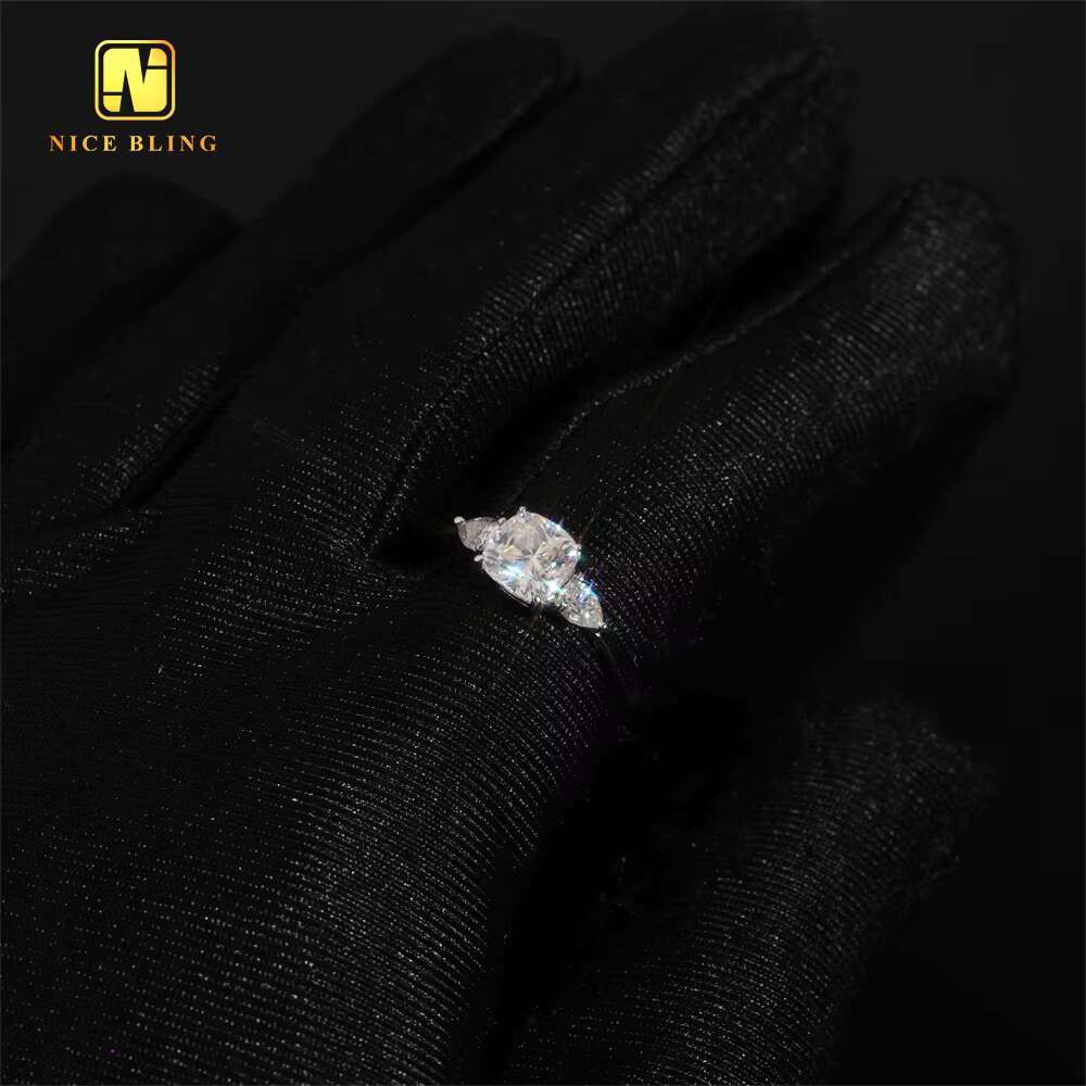 Romantic Women Wedding Rings Iced Out Jewelry Diamond 925 Silver 6.5mm 4Prongs Cushion Cut Moissanite Engagement Ring for Women