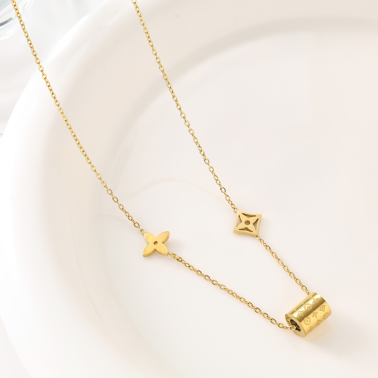 2025 New Luxury Designer Pendant Necklace Four-leaf Clover Petal Jewelry for Women