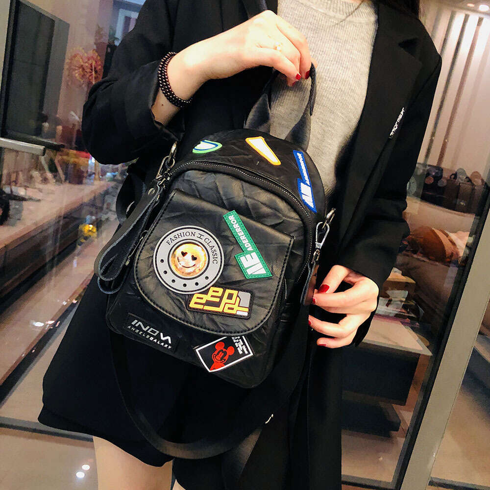 Backpack for girls with Japanese and Korean style pleated high aesthetic badge design, trendy casual shoulder bag