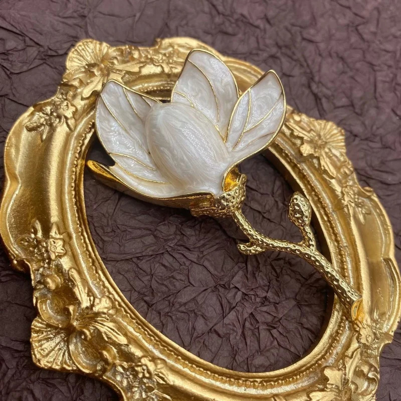 Retro white floral wreath retro creative elegant plant clothing pin 250409